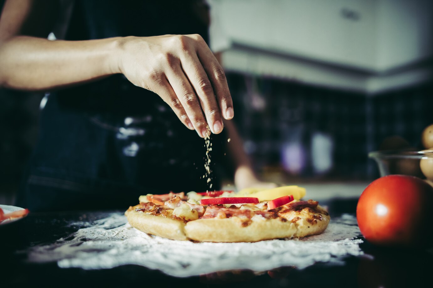 cierrese arriba mano mujer que pone oregano sobre tomate mozzarella pizza 1150 4701